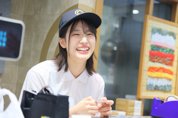 「AKB48 収穫祭」AKB48メンバーがデパ地下でコラボ商品をお渡し！
