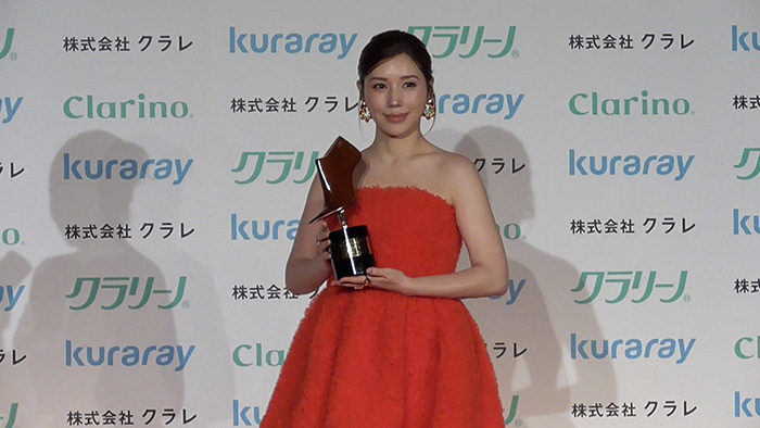 【動画】仲里依紗、鮮やかな肩出し赤ドレスで登場。美脚を保つ秘訣を語る！＜第21回クラリーノ美脚大賞2025＞