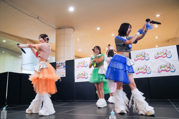 アップアップガールズ（２）新曲初披露！『にきちゃん Road to Zepp アップアップガールズ（２）×ロージークロニクル』発表！10月26日にきちゃん大勝負っ！に向けて！フリーライブin汐留【レポート】