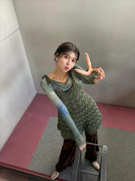 松元絵里花、ナチュラル×Y2Kの質感レイヤードコーデにファン「衣装似合いすぎてる」の声