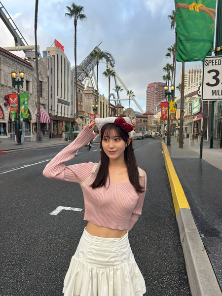 久木田 帆乃夏、美肌あらわなニットスタイル披露！