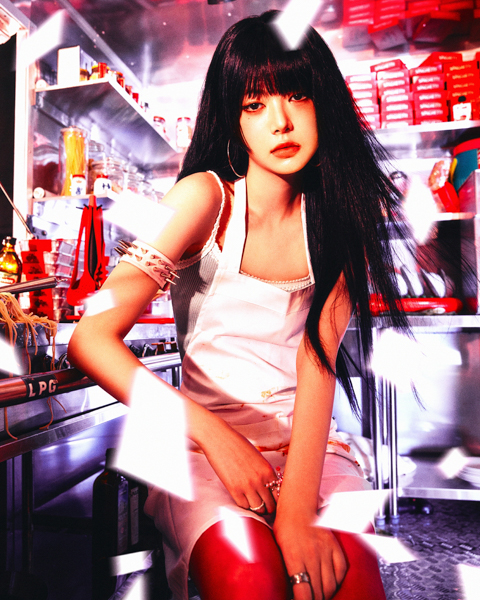 LE SSERAFIM、1st Single ‘SPAGHETTI’の最初のコンセプト「CHEEKY NEON PEPPER」公開！