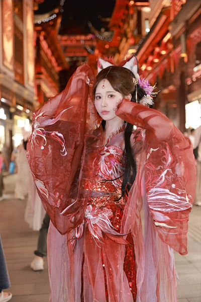 小野六花、中国を訪問し大人の色気が漂う妖艶な漢服姿のショットを披露！