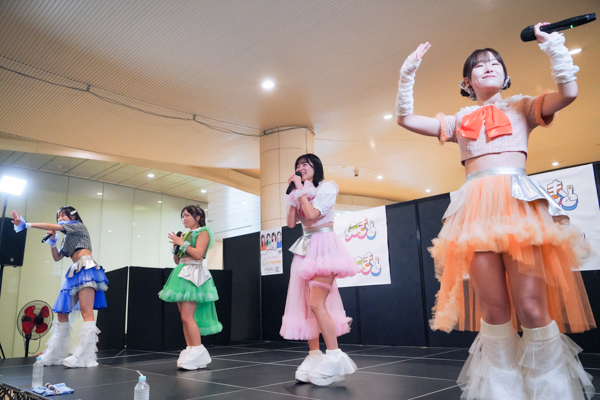 アップアップガールズ(2)新曲初披露!『にきちゃん Road to Zepp アップアップガールズ(2)×ロージークロニクル』発表!10月26日にきちゃん大勝負っ!に向けて!フリーライブin汐留【レポート】