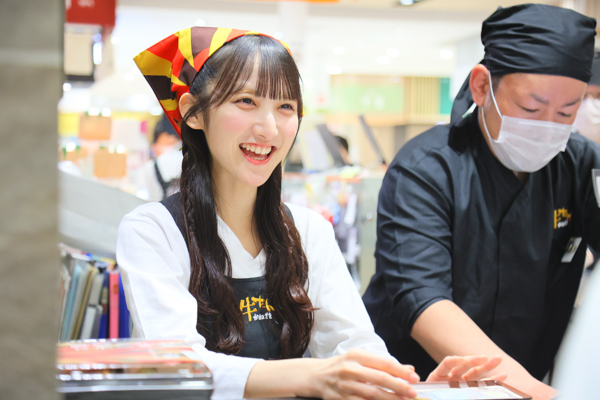 「AKB48 収穫祭」AKB48メンバーがデパ地下でコラボ商品をお渡し！