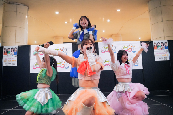 アップアップガールズ（２）新曲初披露！『にきちゃん Road to Zepp アップアップガールズ（２）×ロージークロニクル』発表！10月26日にきちゃん大勝負っ！に向けて！フリーライブin汐留【レポート】