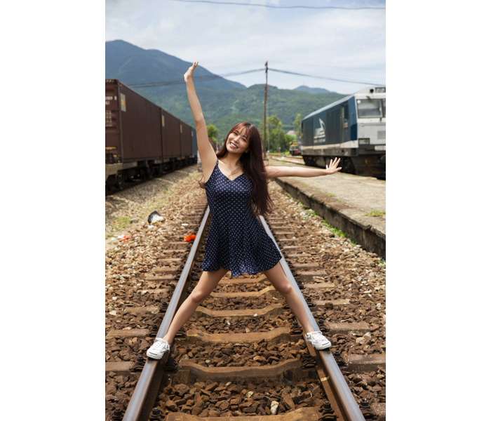 黒のシアーレース風ボディスーツで魅せる！元NMB48白間美瑠、写真集タイトルが『MERCI』に決定＆表紙解禁