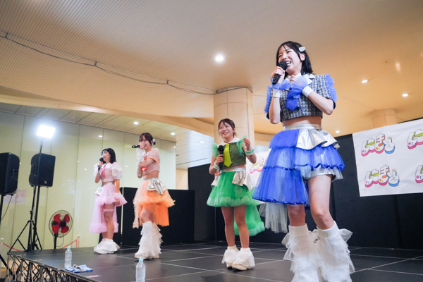 アップアップガールズ(2)新曲初披露!『にきちゃん Road to Zepp アップアップガールズ(2)×ロージークロニクル』発表!10月26日にきちゃん大勝負っ!に向けて!フリーライブin汐留【レポート】