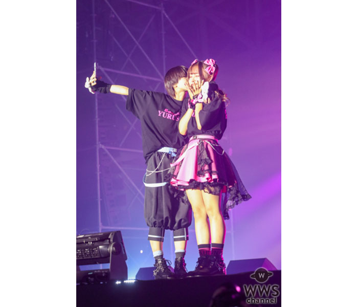 【写真特集】ほっぺにキッス！MOON RABBiTS・下町あお＆平野萌音、「#FR2梅 」衣装でランウェイを歩く！〈GIGA•GIGA SONIC presented by UtaTen / チェキチャ！〉