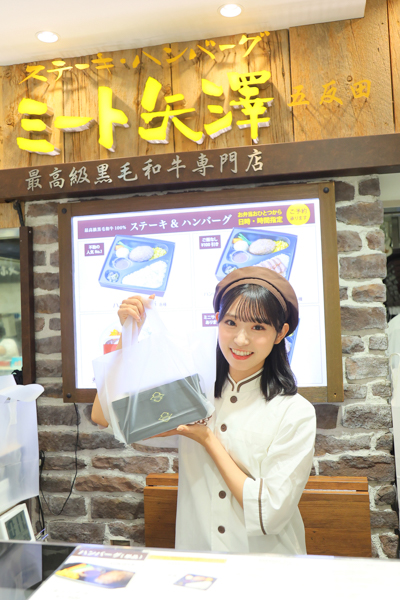 「AKB48 収穫祭」AKB48メンバーがデパ地下でコラボ商品をお渡し！