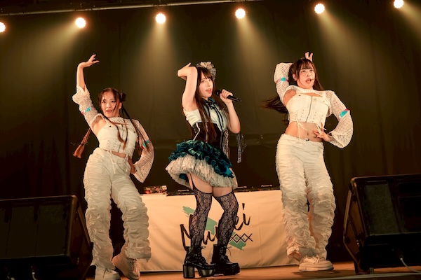 【ライブレポート】Mumeixxx、ポップな雰囲気で会場を包み込む！最新曲『あのね あのね』披露でオーディエンスと大盛り上がり！＜SAMURAI SONIC Vol.7＞