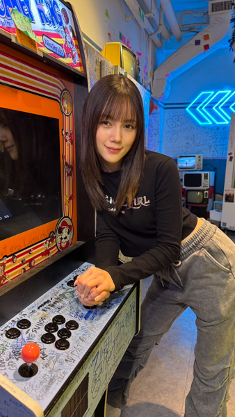 『新時代の女神』涼森れむ、香港で美脚あらななミニスカからニットコーデまでデート感漂うオフショット公開！