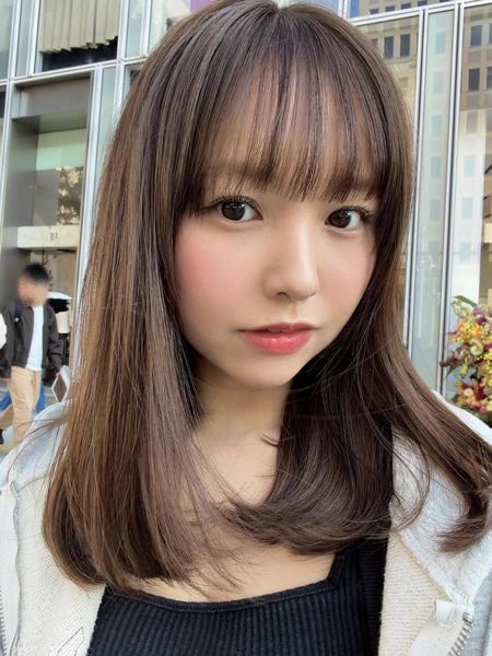 本郷柚巴、美肌あらわなニットコーデで大人の色気あらわに