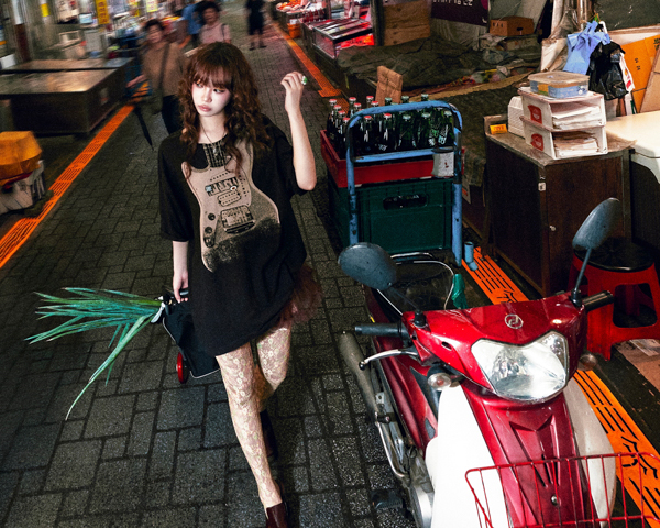 LE SSERAFIM、市場で「SPAGHETTI」を作るLE SSERAFIM？1st Single ‘SPAGHETTI’のユーモア溢れる3つ目のコンセプト「WEIRD GARLIC」公開！