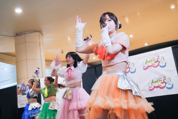 アップアップガールズ（２）新曲初披露！『にきちゃん Road to Zepp アップアップガールズ（２）×ロージークロニクル』発表！10月26日にきちゃん大勝負っ！に向けて！フリーライブin汐留【レポート】