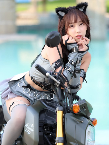 霧島聖子、猫耳風コスプレで舌だし！美肌出し！色っぽいコスプレ姿を披露