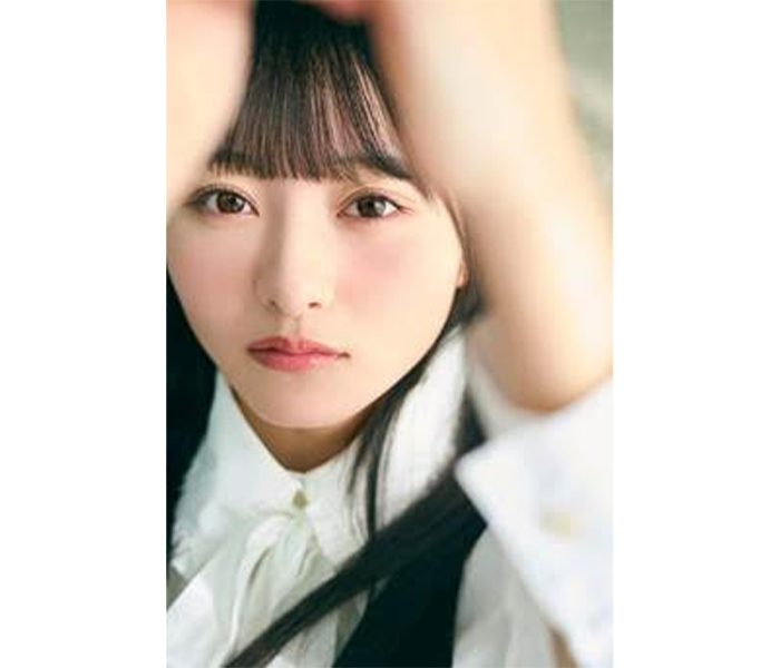 日向坂46、撮りおろしカット「五期生のぽかぽか写真館」片山紗希を公開！
