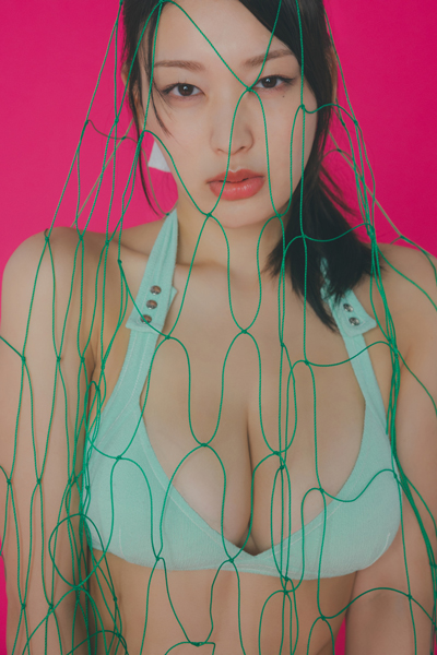 風吹ケイ、シュールな「ひとり運動会」でダイナマイトボディーを披露！