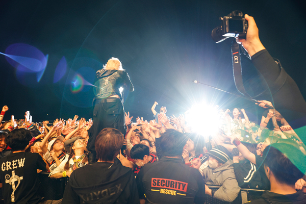 HYDE「万博でモッシュピットができるライヴは後にも先にもないと思う」大阪・関西万博「和歌山DAY」でHYDEが熱狂ライヴを開催！