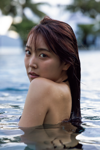 黒のシアーレース風ボディスーツで魅せる！元NMB48白間美瑠、写真集タイトルが『MERCI』に決定＆表紙解禁