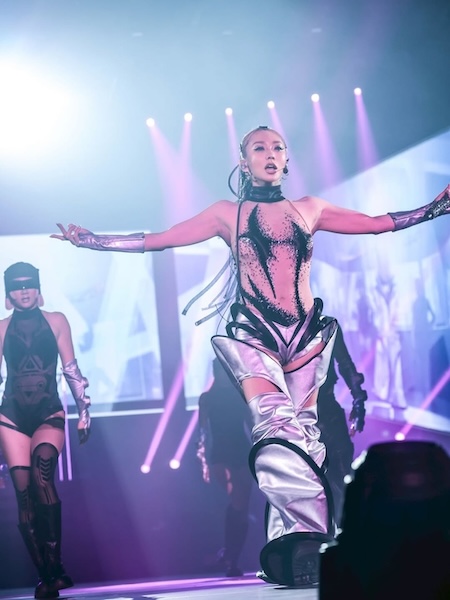 倖田來未、「何も着ていないように見える」斬新な衣装にファン驚き！「度肝ぬかれた」「全盛期のブリトニーを彷彿」