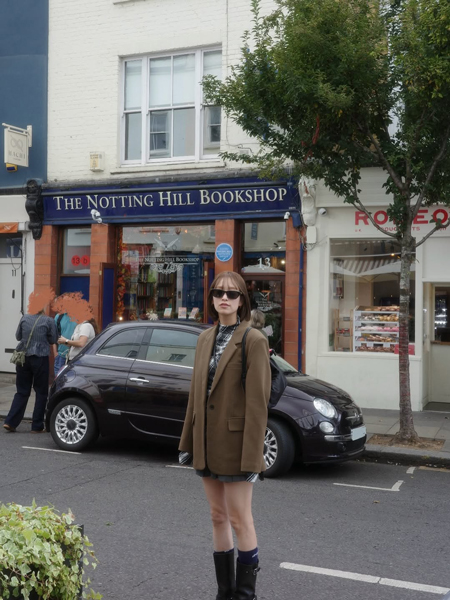 佐々木久美、美脚あらわなジャケットコーデを披露