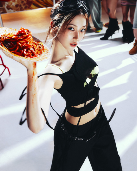 LE SSERAFIM、1st Single ‘SPAGHETTI’の最初のコンセプト「CHEEKY NEON PEPPER」公開！