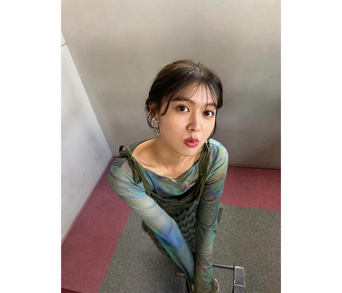 松元絵里花、ナチュラル×Y2Kの質感レイヤードコーデにファン「衣装似合いすぎてる」の声