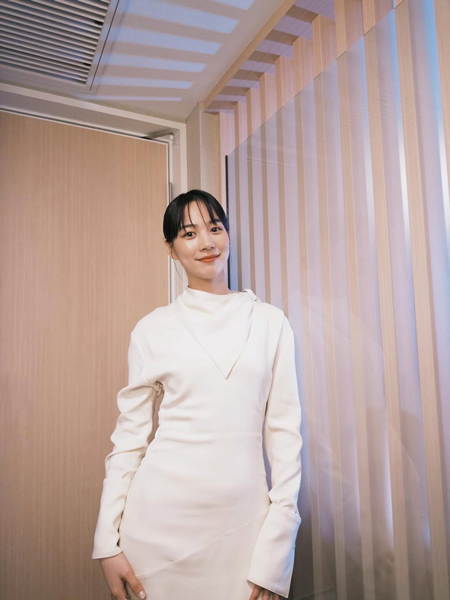 のん、アシンメトリードレスで微笑むショットが話題！