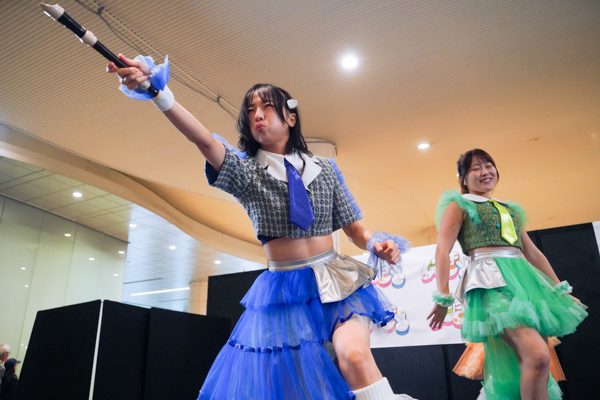 アップアップガールズ(2)新曲初披露!『にきちゃん Road to Zepp アップアップガールズ(2)×ロージークロニクル』発表!10月26日にきちゃん大勝負っ!に向けて!フリーライブin汐留【レポート】