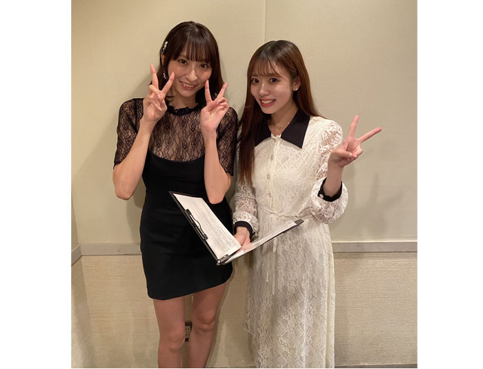 緒方咲、ミニワンピから美脚披露！ 対照的な黒白コーデで美女と2ショット。