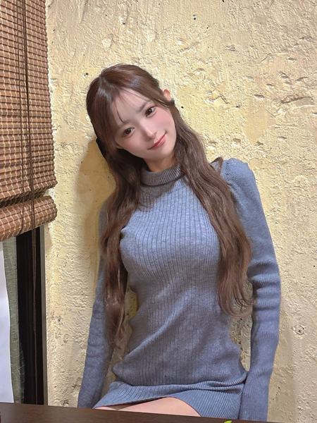 「あざと可愛い〜」聖菜、色っぽニットワンピースで曲線美あらわに