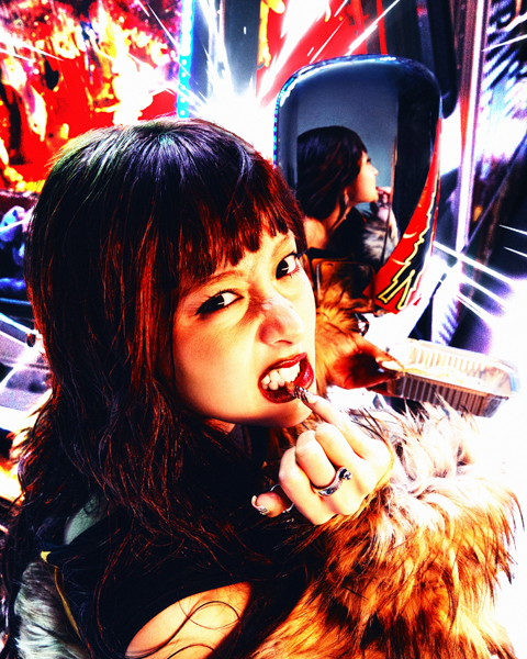 LE SSERAFIM、1st Single ‘SPAGHETTI’の最初のコンセプト「CHEEKY NEON PEPPER」公開！