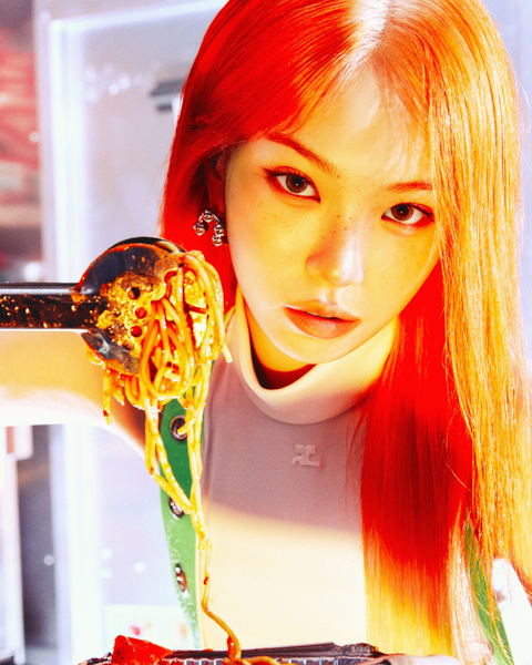 LE SSERAFIM、1st Single ‘SPAGHETTI’の最初のコンセプト「CHEEKY NEON PEPPER」公開！