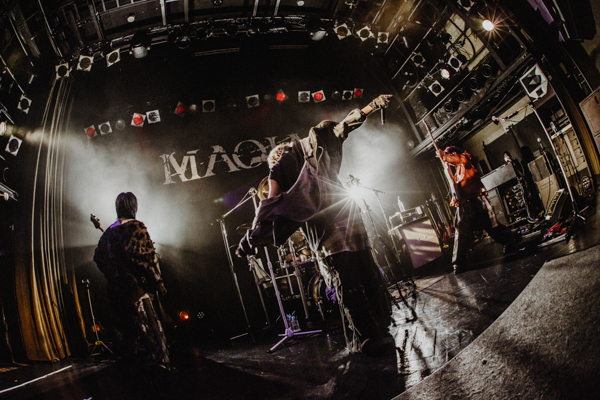【ライブレポート】 MAQIA、観客たちの心の声と思いを一つにした景色を描く！＜MAQIA ONEMAN TOUR「灯火」公演＞