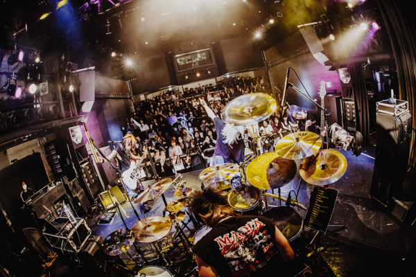 【ライブレポート】 MAQIA、観客たちの心の声と思いを一つにした景色を描く！＜MAQIA ONEMAN TOUR「灯火」公演＞