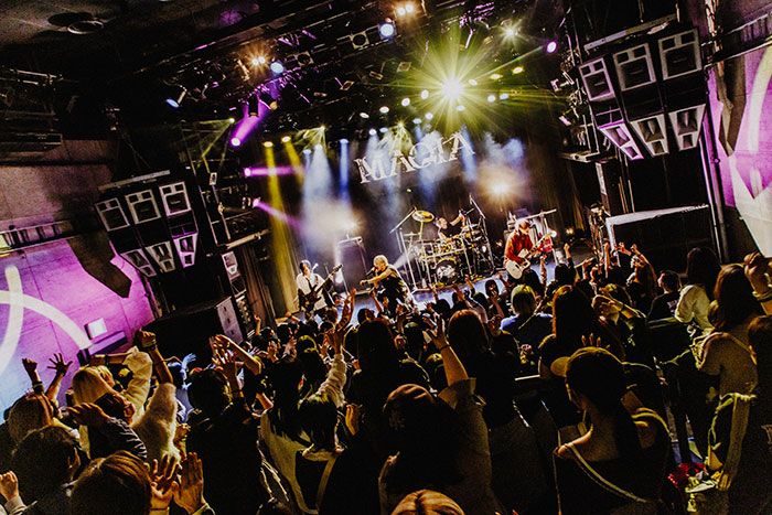 【ライブレポート】 MAQIA、観客たちの心の声と思いを一つにした景色を描く！＜MAQIA ONEMAN TOUR「灯火」公演＞