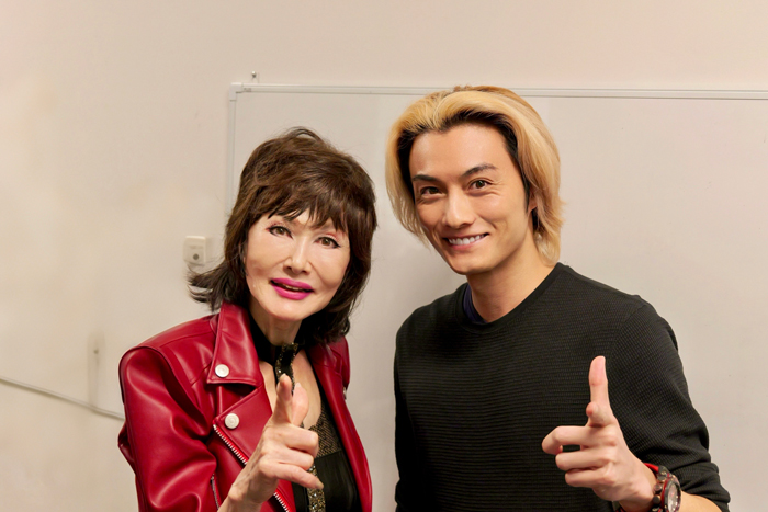 寺西優真、芸能生活60周年迎えた山本リンダとの2ショット公開「感動しました」