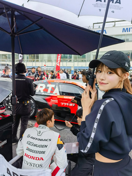 広瀬晏夕、お腹があらわになったコスチューム姿でファン魅了！