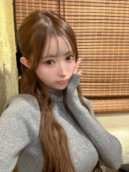 「あざと可愛い〜」聖菜、色っぽニットワンピースで曲線美あらわに