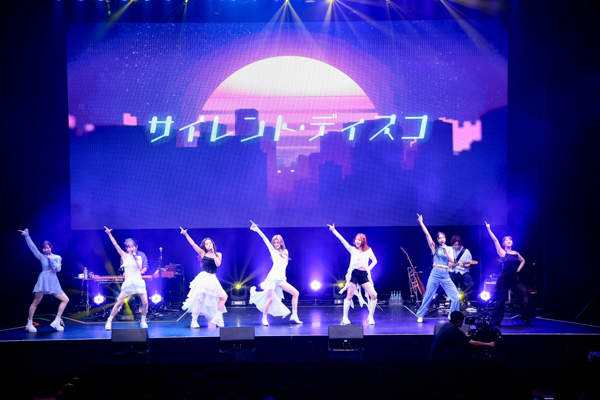 【動画】Ettone、⽣バンドで愛のあるメロディを奏でる！ 伸びやかな歌声で魅了。＜Ettone Debut Showcase＞