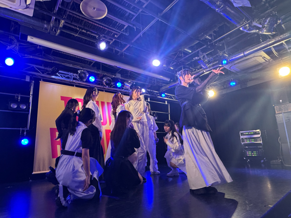 WHITE SCORPION 結成2周年をリリイベ＠渋谷タワーにてファンとともに祝う