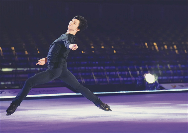 羽生結弦の10年間を記録した、練習着にこだわった写真集『羽生結弦 2015-2025』が10月21日に発売！