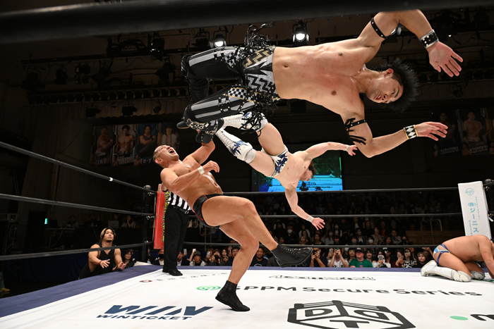 THE RAMPAGE 武知海青、プロレス王鈴木みのるとの対戦を乗り越えて初のKO-D6人タッグ王座死守！