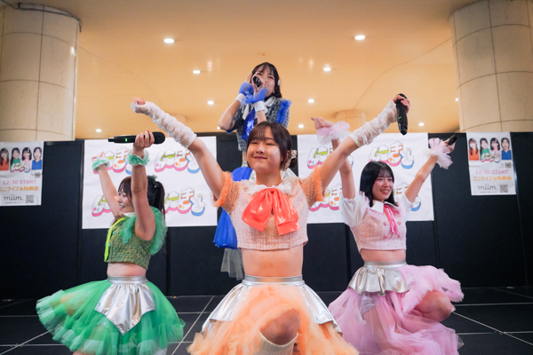 アップアップガールズ（２）新曲初披露！『にきちゃん Road to Zepp アップアップガールズ（２）×ロージークロニクル』発表！10月26日にきちゃん大勝負っ！に向けて！フリーライブin汐留【レポート】