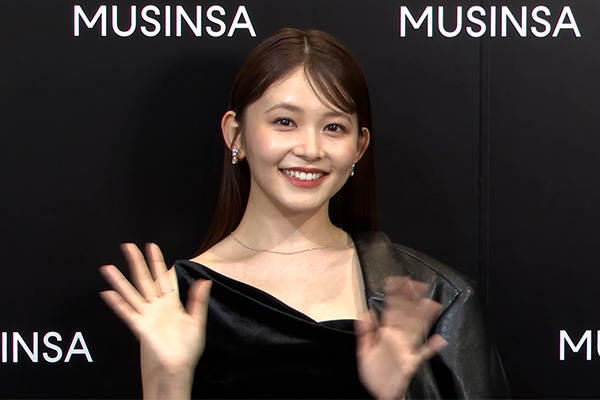【動画】久間田琳加、肩出しで色気際立つベロア×レザーの甘辛スタイルで登場！＜MUSINSA TOKYO POP-UP STORE 2025オープニングイベント＞