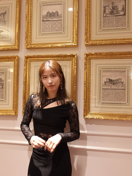横山由依、大人の色気漂うドレス姿にファン歓喜の声「めっちゃ綺麗だしかっこいい」