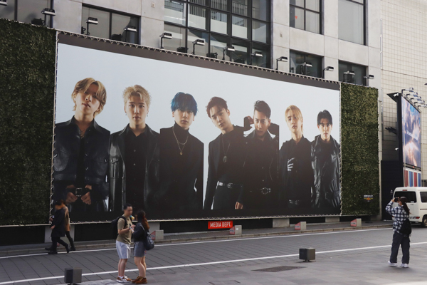 BE:FIRST、初のベストアルバム『BE:ST』の特大ビジュアルが渋谷に登場