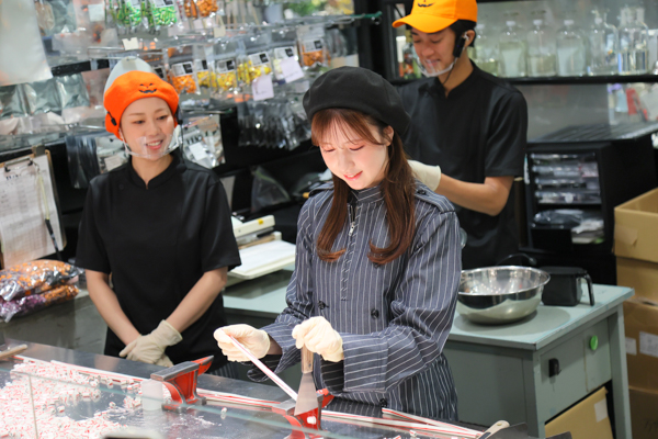 「AKB48 収穫祭」AKB48メンバーがデパ地下でコラボ商品をお渡し！