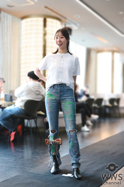 【写真特集】藤江れいな、美脚スラリなデニム姿でランウェイを歩く！＜OMOTESANDO TIARA RUNWAY2025＞